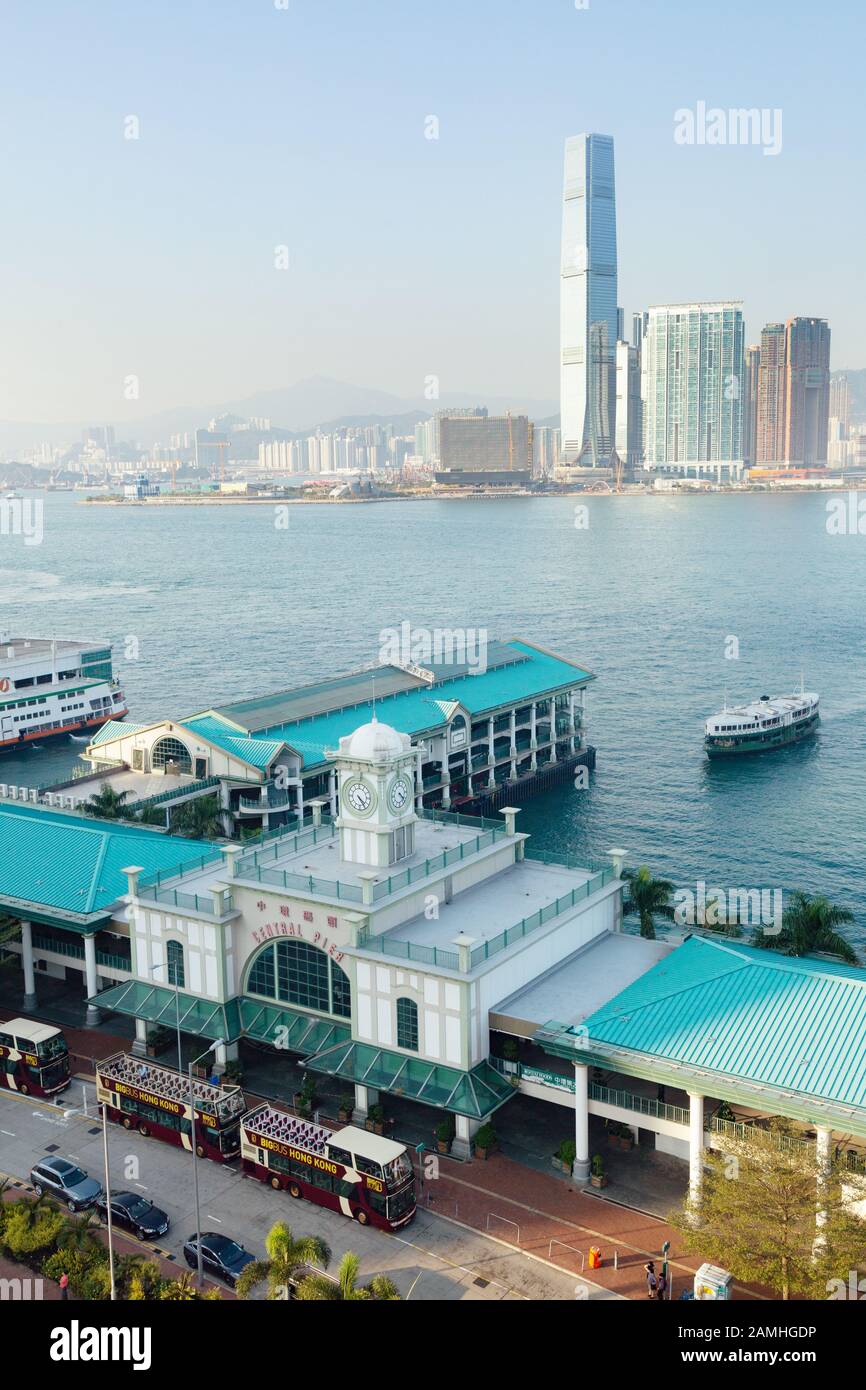 Ferry Star arrivant à la moor à Pier 7, Hong Kong Central Pier, Hong Kong Island, Hong Kong Asia, Kowloon au loin un jour ensoleillé en novembre Banque D'Images