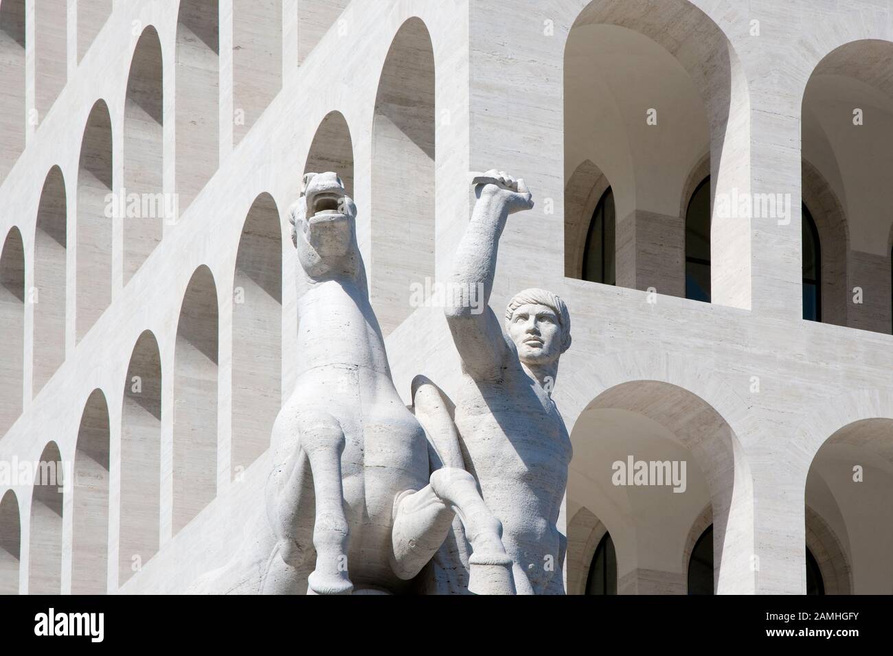 Statue fasciste d'homme et de cheval basée sur le Dioscuri contre le Palazzo della Civiltà Italiana, EUR, Rome, Italie Banque D'Images