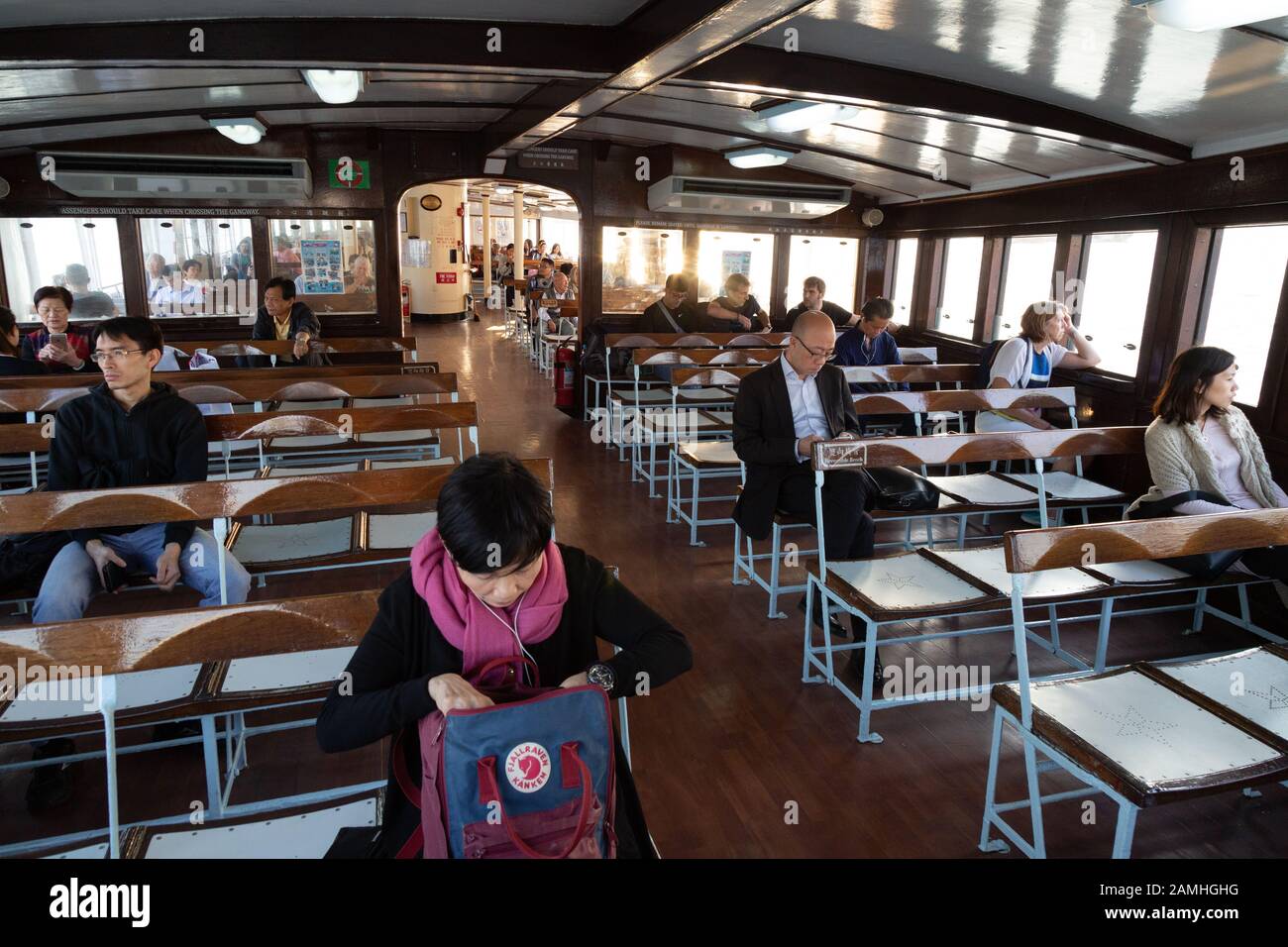 Intérieur du ferry Star de Hong Kong - passagers à l'intérieur de la cabine d'un ferry Star sur sa route à travers le port, Hong Kong Asie Banque D'Images