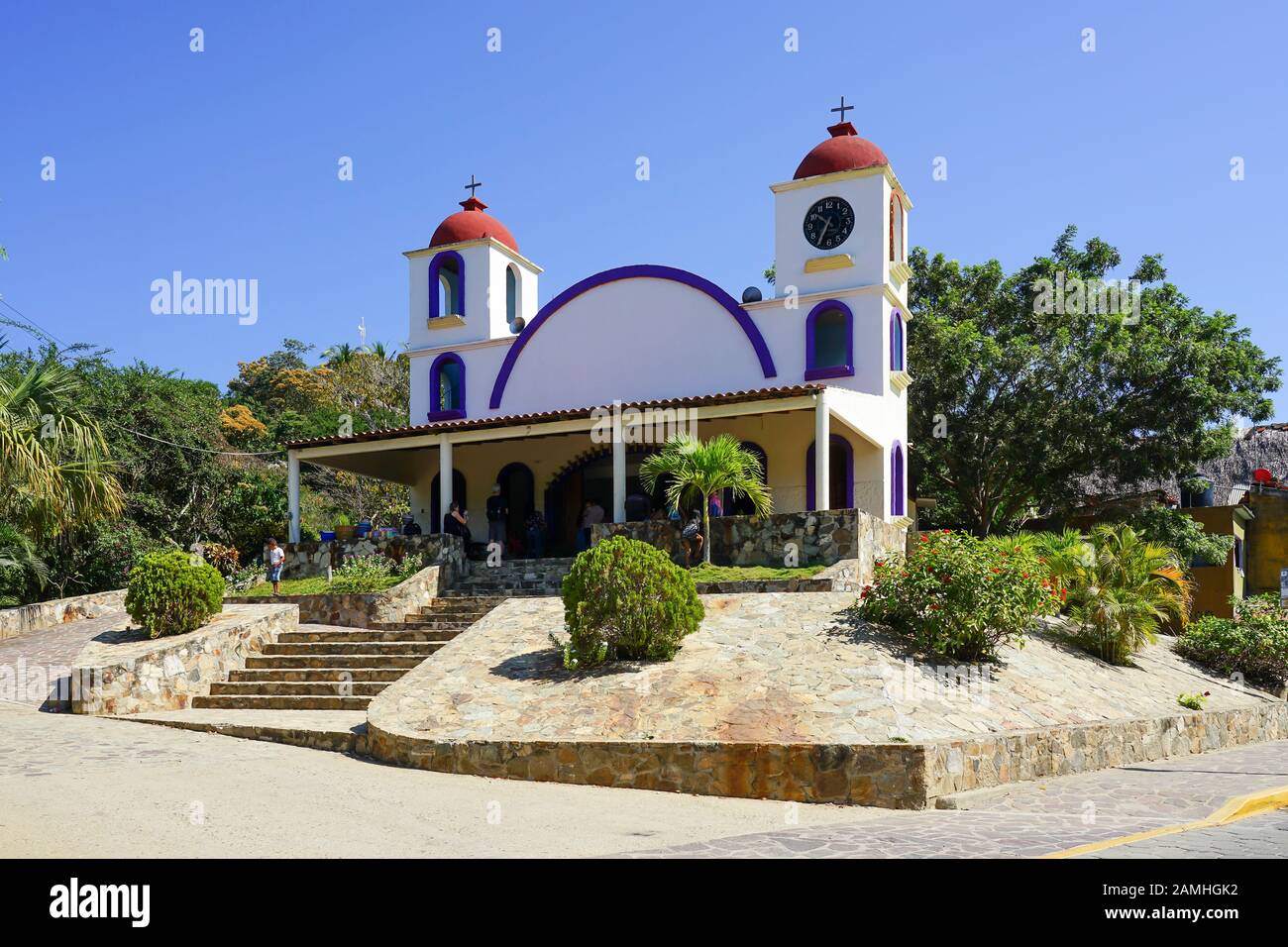 Village de Mazunte au Mexique, avec de belles plages de sable calme, et peu de touristes, avec une belle église catholique et des gens très sympathiques. Banque D'Images