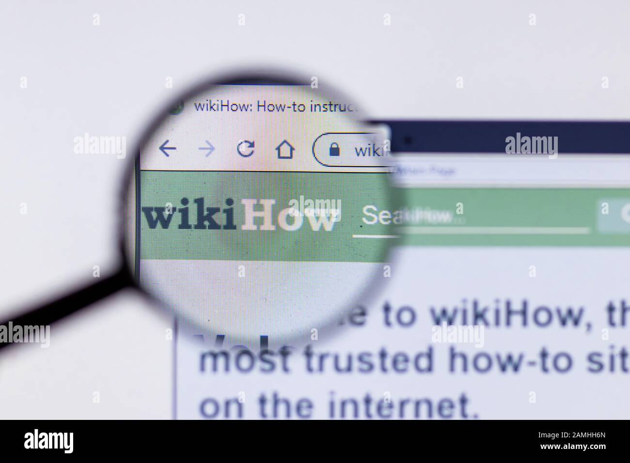Saint-Petersburg, Russie - 10 janvier 2020: Page du site Web WikiHow sur un écran d'ordinateur portable avec logo, éditorial illustratif Banque D'Images