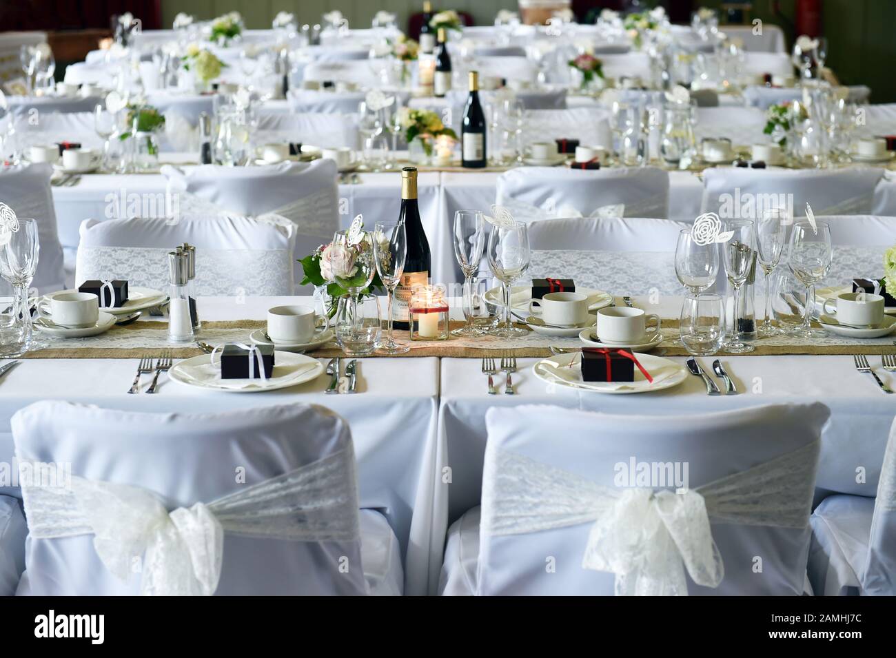 Tables et chaises pour le mariage, prêtes pour la grande fête avec vin et cadeaux. Banque D'Images