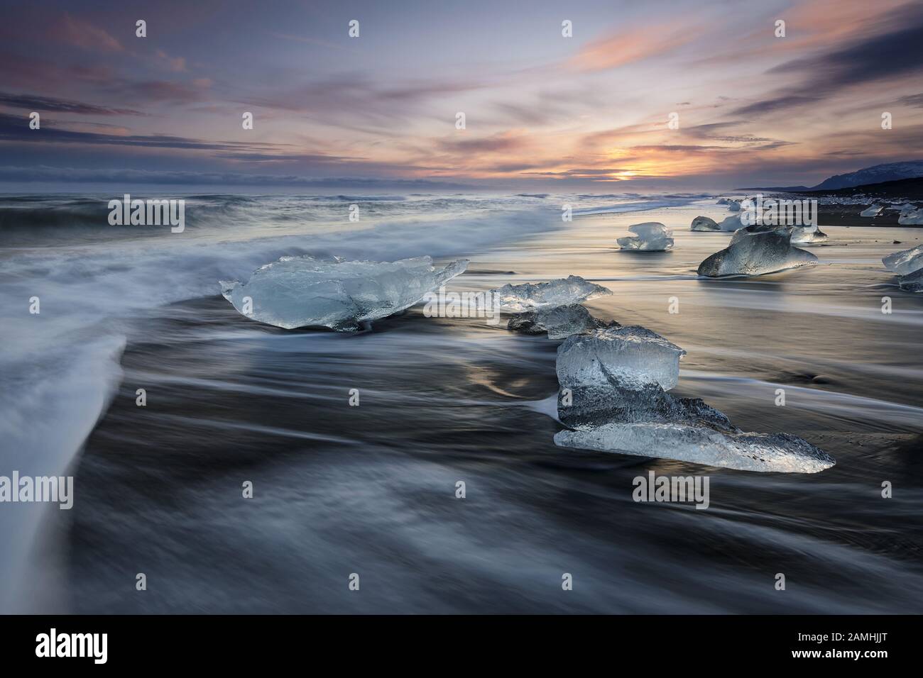 Plage de diamants, blocs de glace dans une plage de sable noir Banque D'Images