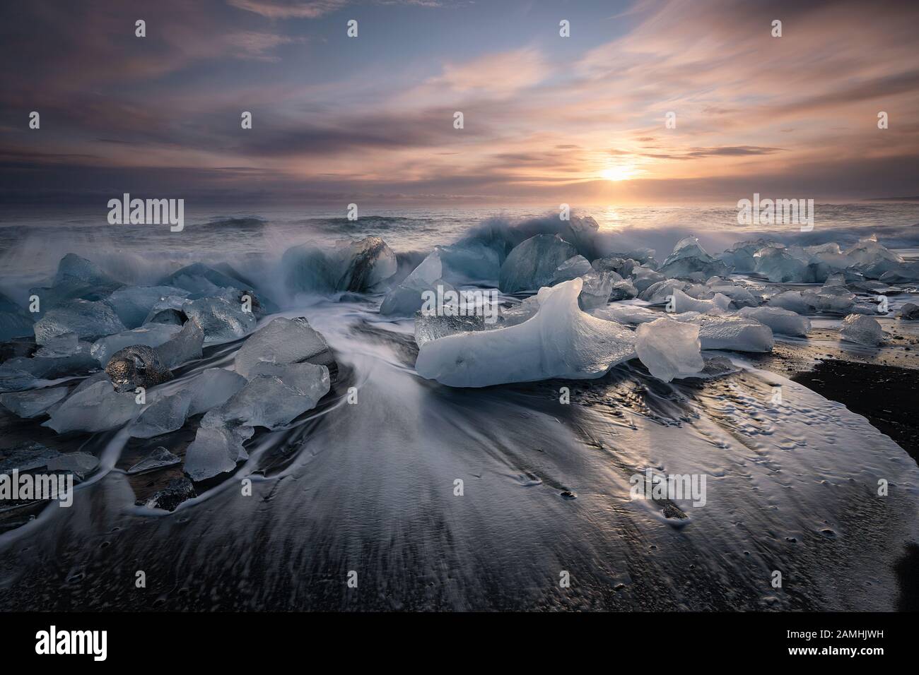 Plage de diamants, blocs de glace dans une plage de sable noir Banque D'Images