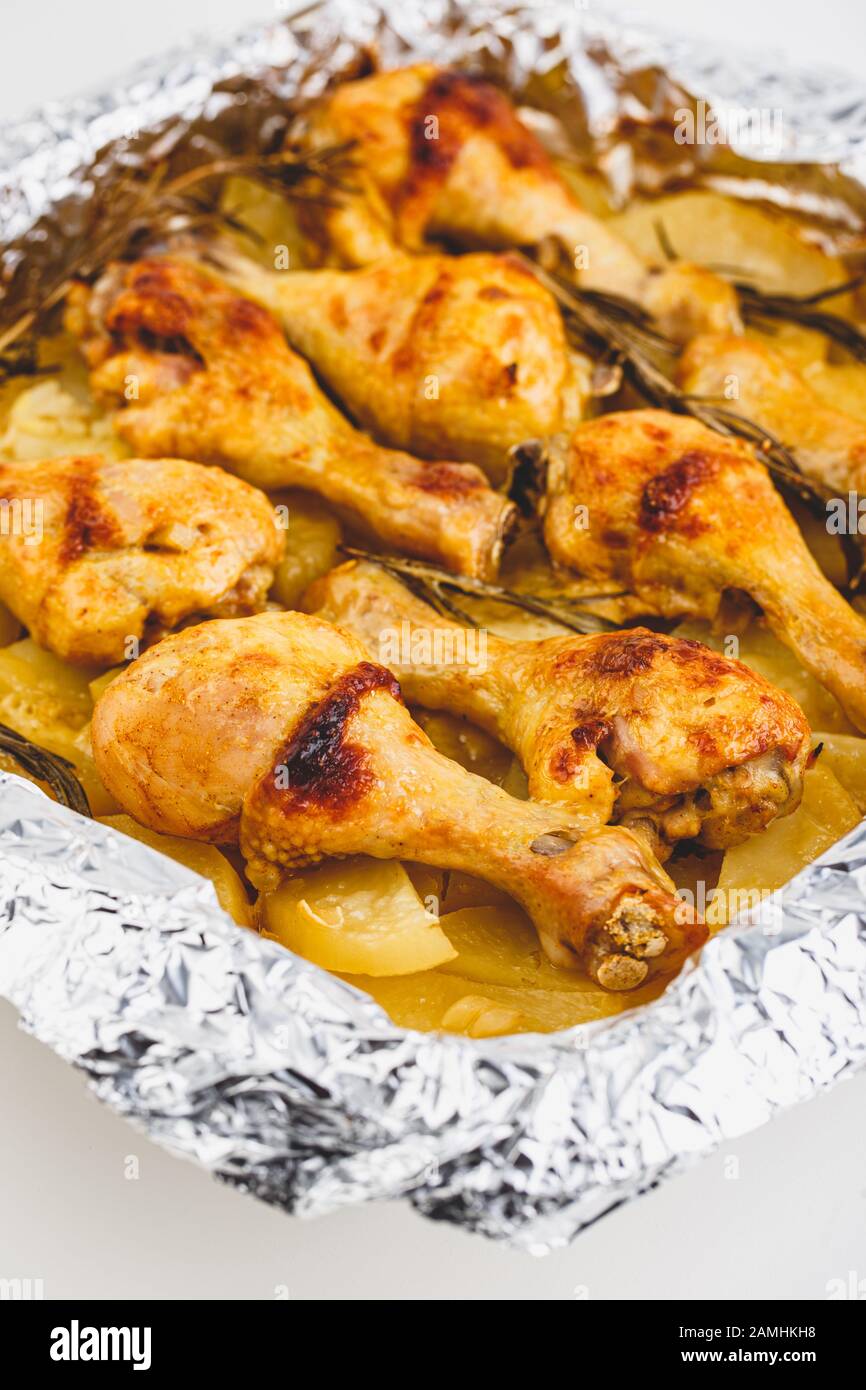 Appétissant Pattes de poulet Cuites avec Des Pommes De Terre et du romarin dans le film. Gros plan. Banque D'Images