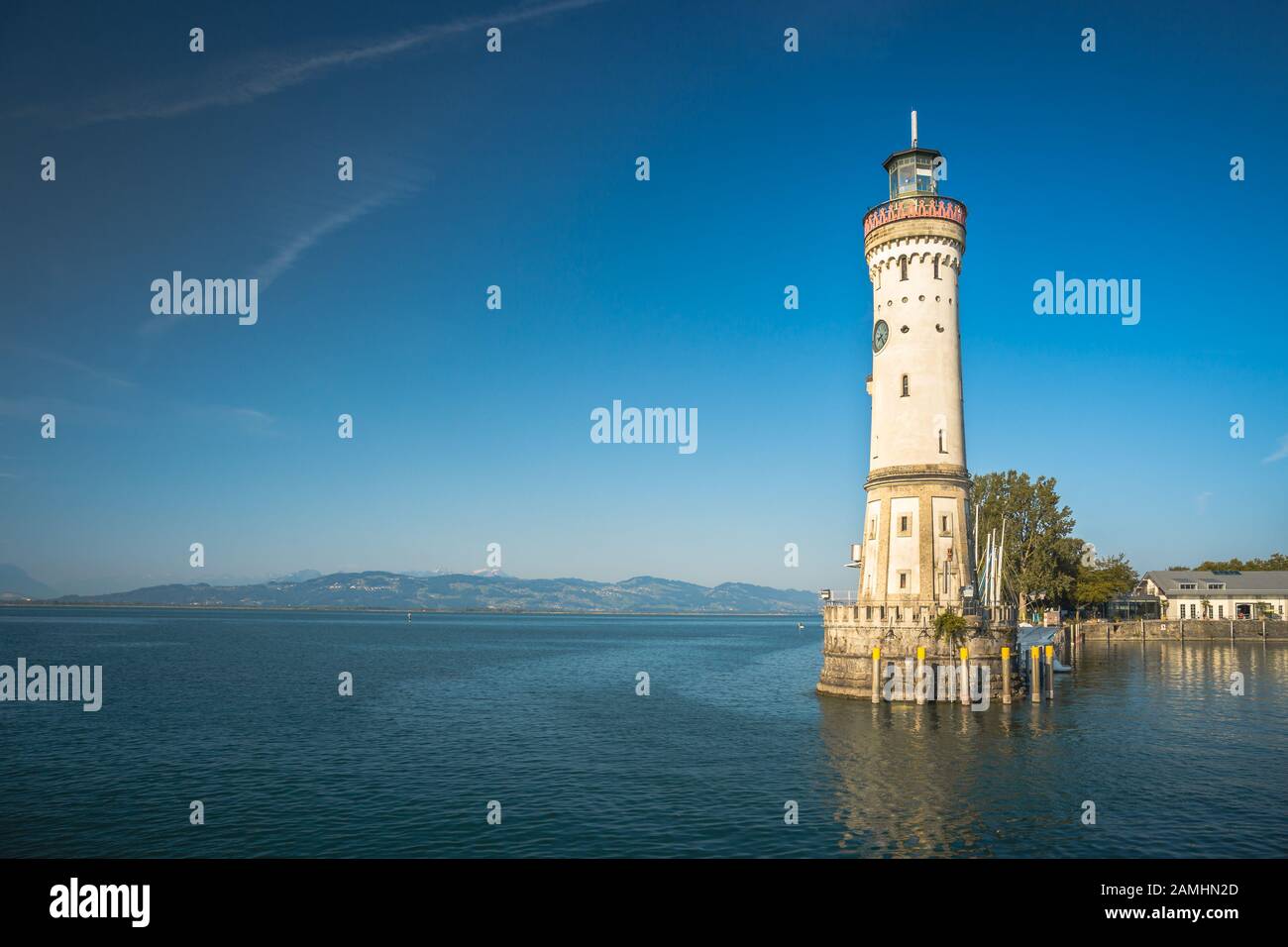 Phare historique dans le port de Lindau, Bavière. Une ville en Allemagne, sur une île au milieu du lac de Constance. Alpes en arrière-plan Banque D'Images
