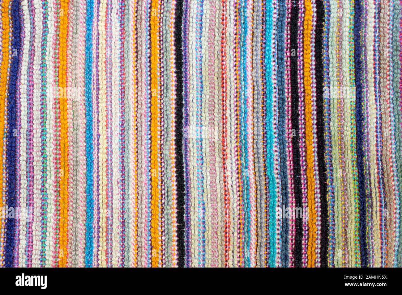 Bandes lumineuses verticales multicolores de texture de matériau tissé. Arrière-plan de l'espace de copie Banque D'Images