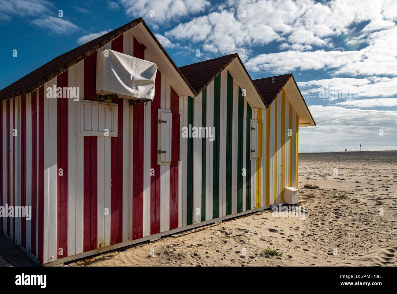 Cabanes de plage colorées à rayures sur la plage Playa de San Juan, Alicante, Espagne. Banque D'Images