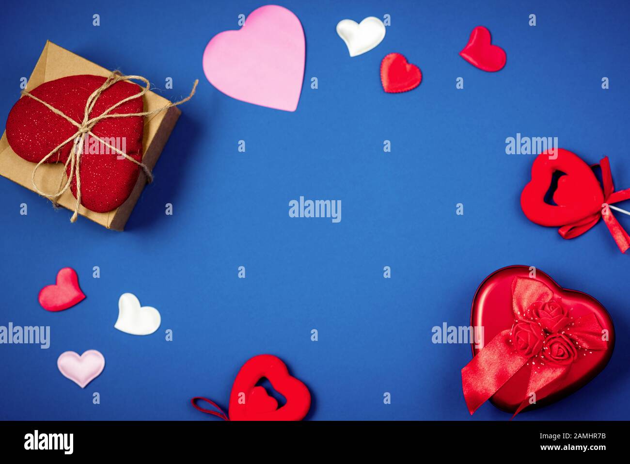 Coeur rouge avec un cadeau pour la Saint-Valentin Banque D'Images