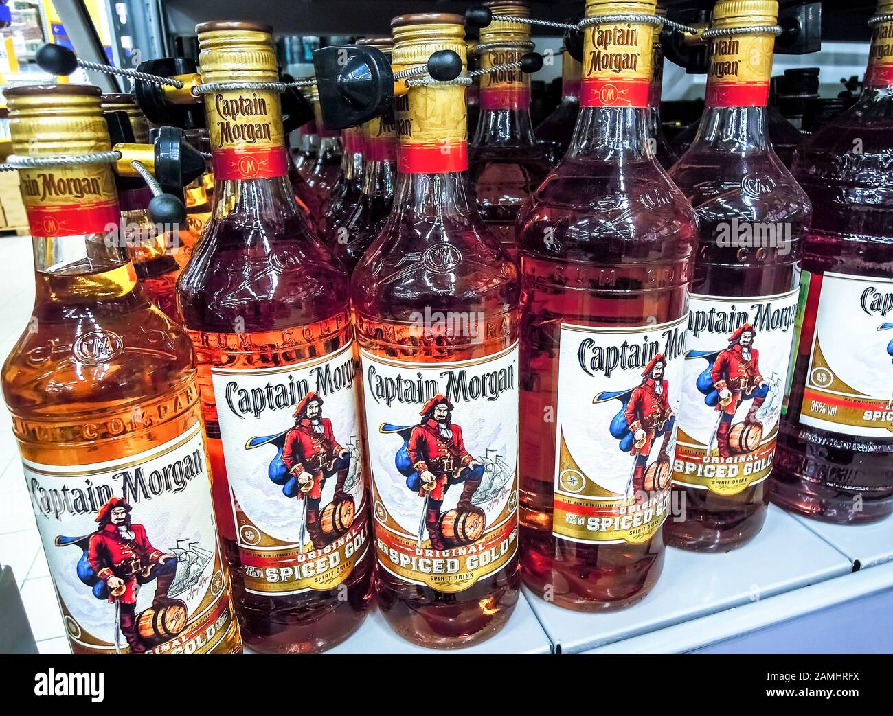 Samara, Russie - 12 janvier 2020: Capitaine Morgan rhum prêt à la vente sur le plateau en supermagasin Banque D'Images