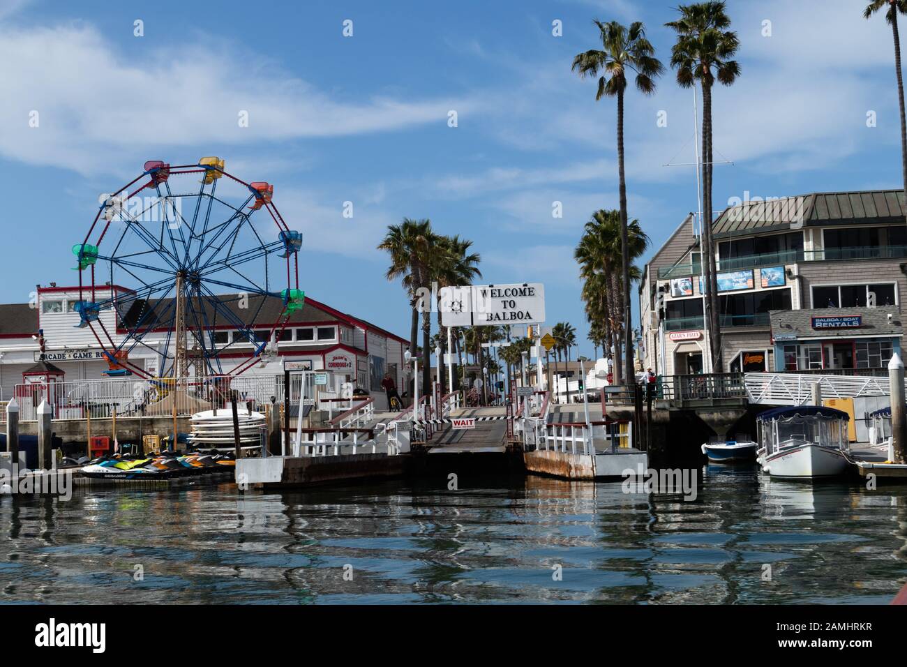 Newport Bay en direction de Balboa Ferris Wheel et Balboa Peninsula Newport Beach California USA Banque D'Images