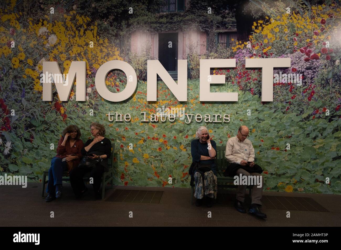 Visiteurs assis à l'extérieur de l'exposition d'art Monet de Young : galerie d'art Golden Gate Park San Francisco California USA Banque D'Images