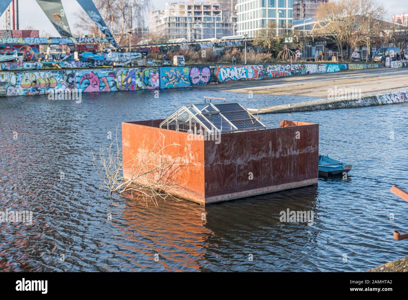 Holland, Januari 2020, Amsterdam, colorfull scènes au NDSM werf avec ses grues et ses gregiti dans le nord d'Amsterdam près de l'ij dans la rivière Ams Banque D'Images