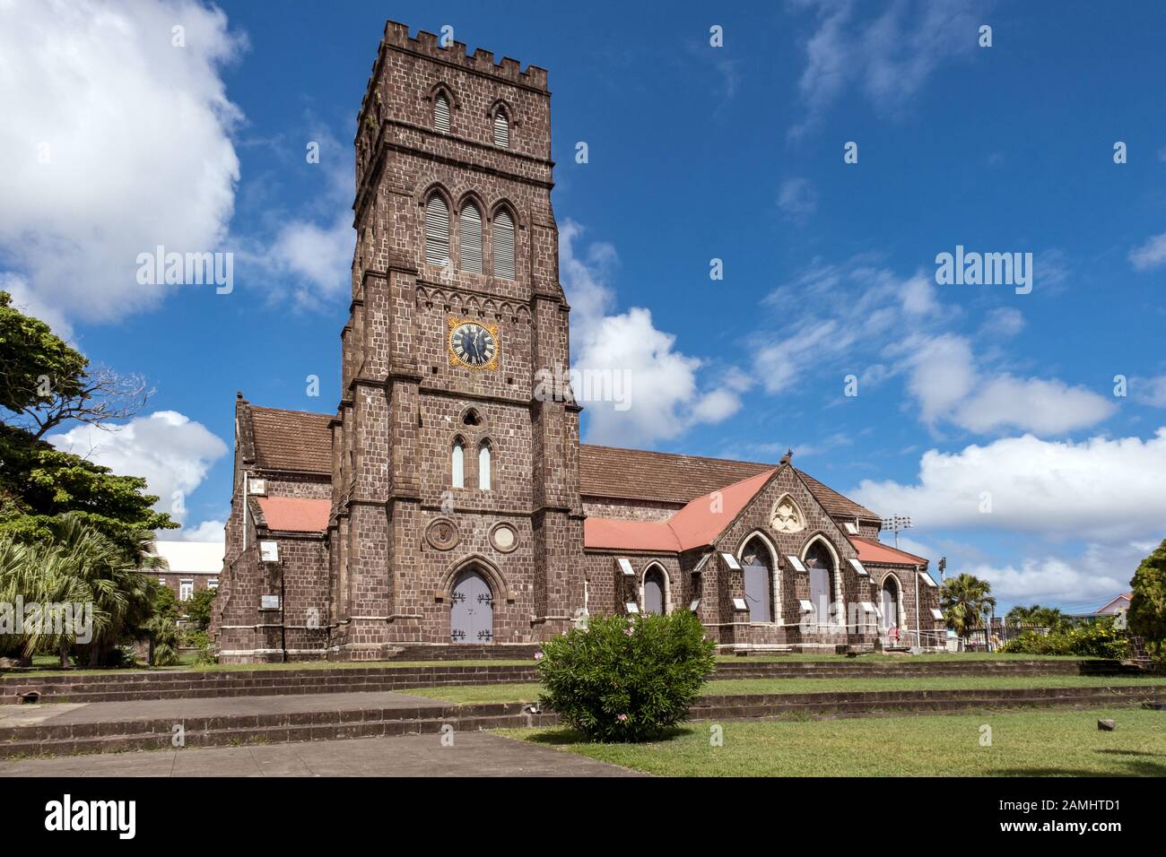 Saint George Avec L'Église Anglicane Saint Barnabas, Basseterre, Saint-Kitts, Antilles, Caraïbes Banque D'Images