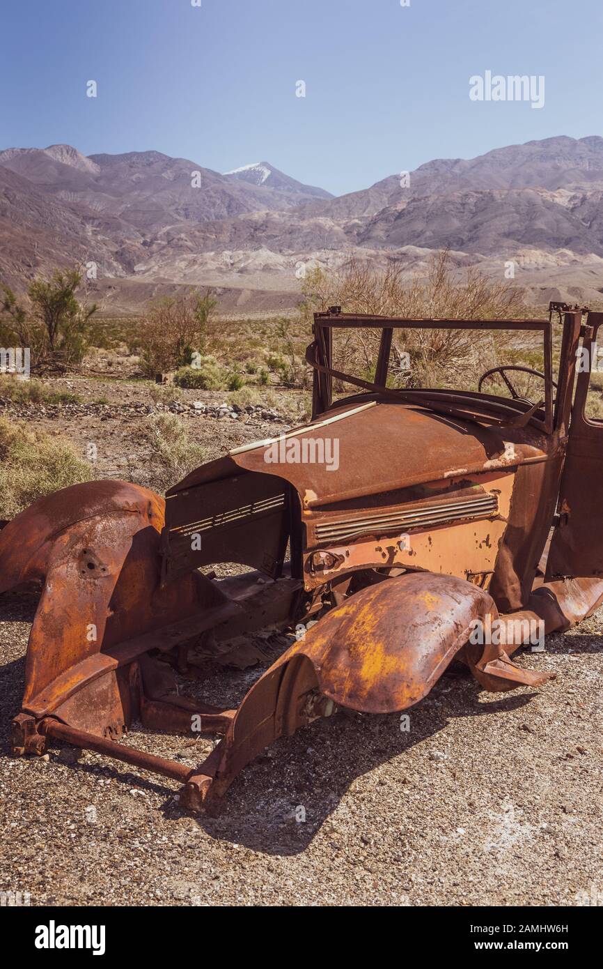 Ancienne voiture ancienne rouillée n Ballaret, Inyo County dans le désert californien du sud des Etats-Unis avec châssis de mal roté (rouillé) une vieille voiture dans le cadre du désert Banque D'Images