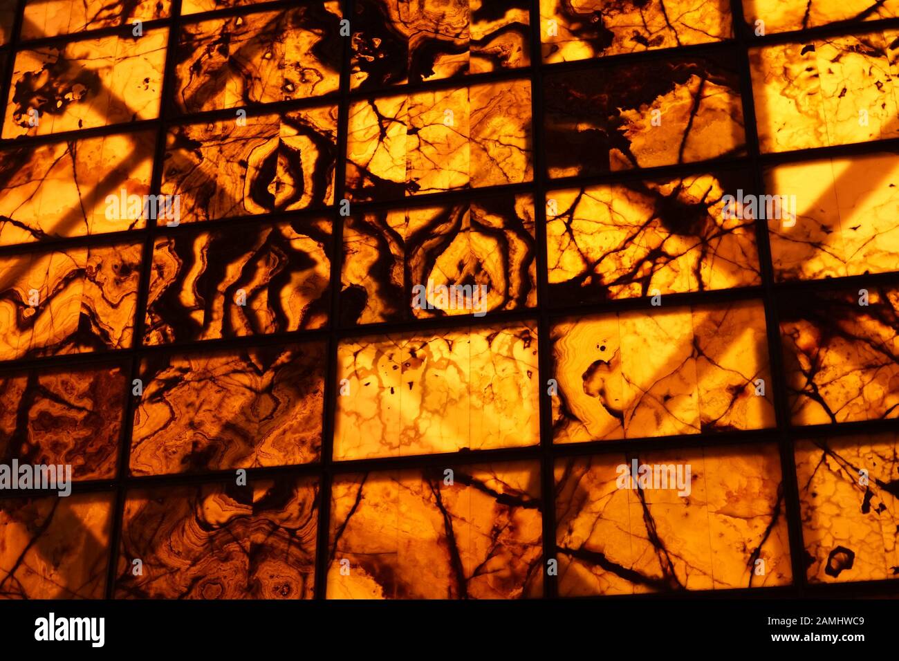 Image abstraite de la vitre de feuille à motifs allumée Banque D'Images