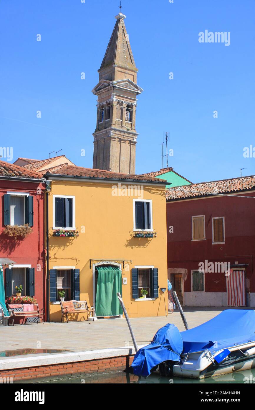 Le Campanile de San Martino - un clocher penché sur l'île de Burano Banque D'Images