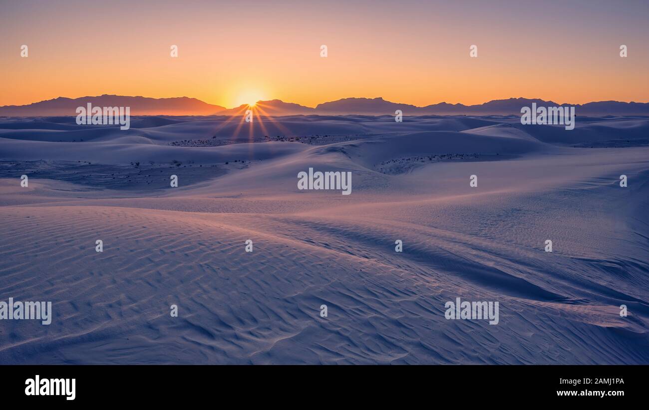 Coucher de soleil sur les montagnes de San Andres et les dunes de sable au parc national de White Sands, Nouveau-Mexique, États-Unis. Banque D'Images