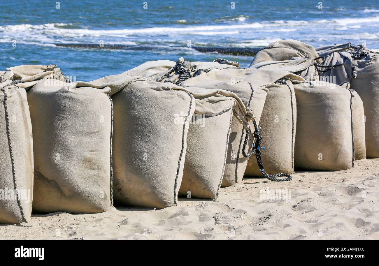 Les sacs de sable sont une bonne mesure préventive pour protéger l'île en  cas de tempête. Île Baltrum / Mer Du Nord Photo Stock - Alamy