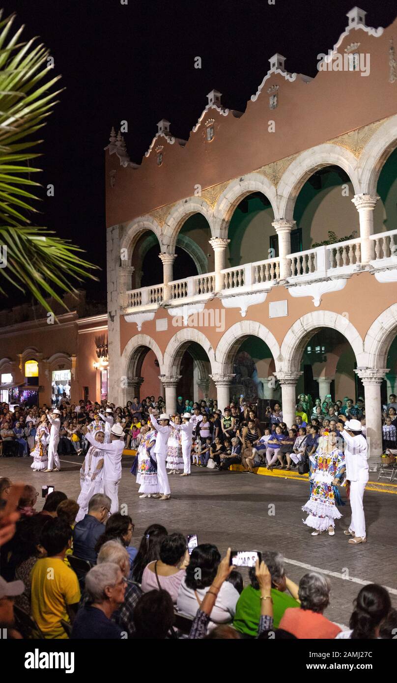 Des artistes locaux dansent le Danza Vaqueria devant le Palacio Municipal chaque lundi soir à Merida, Yucatan, Mexique. Banque D'Images