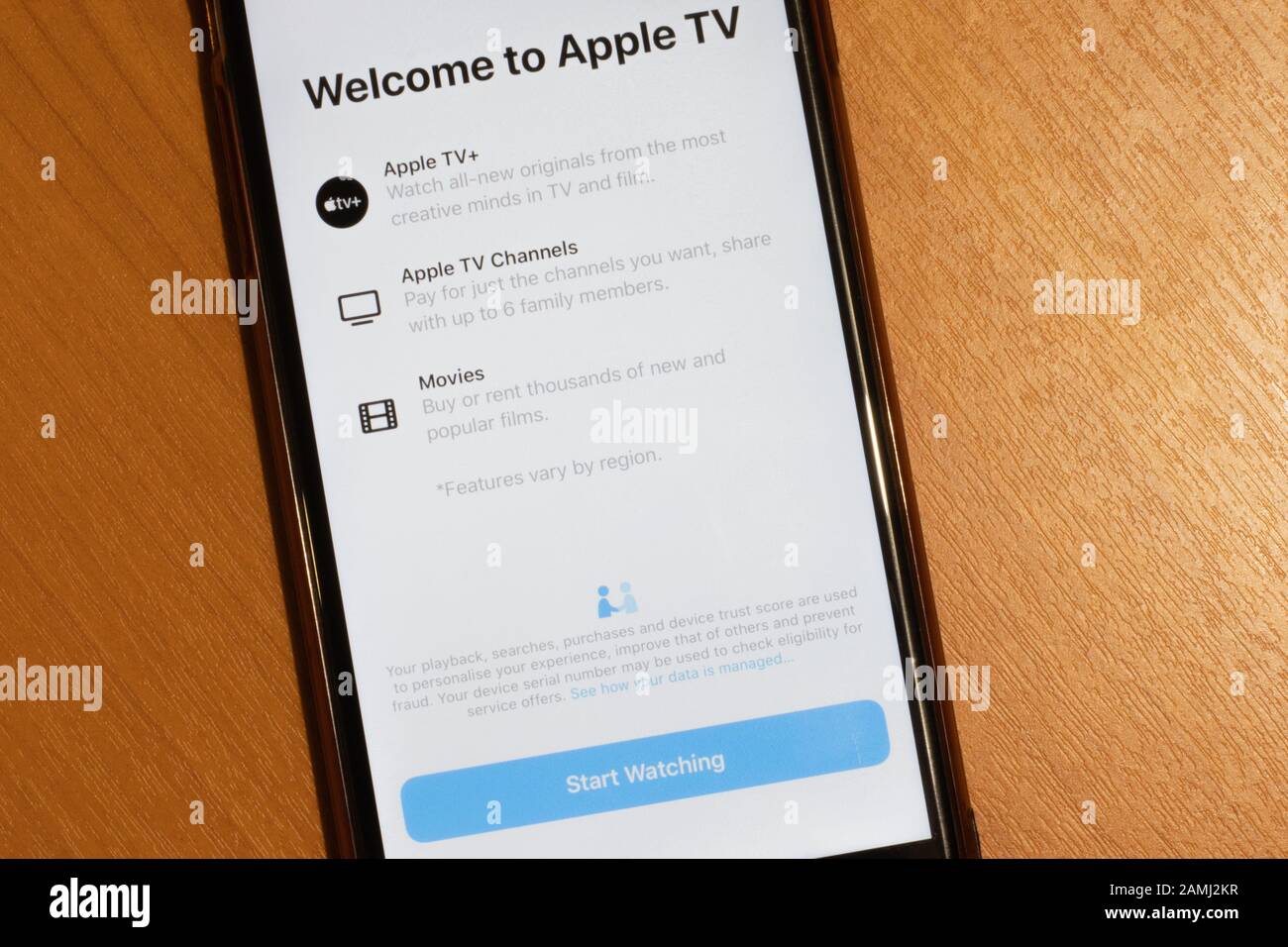 Saint-Pétersbourg, Russie - 10 janvier 2020: Bienvenue à la page de l'app Apple TV sur l'écran du téléphone gros plan, éditorial illustratif Banque D'Images