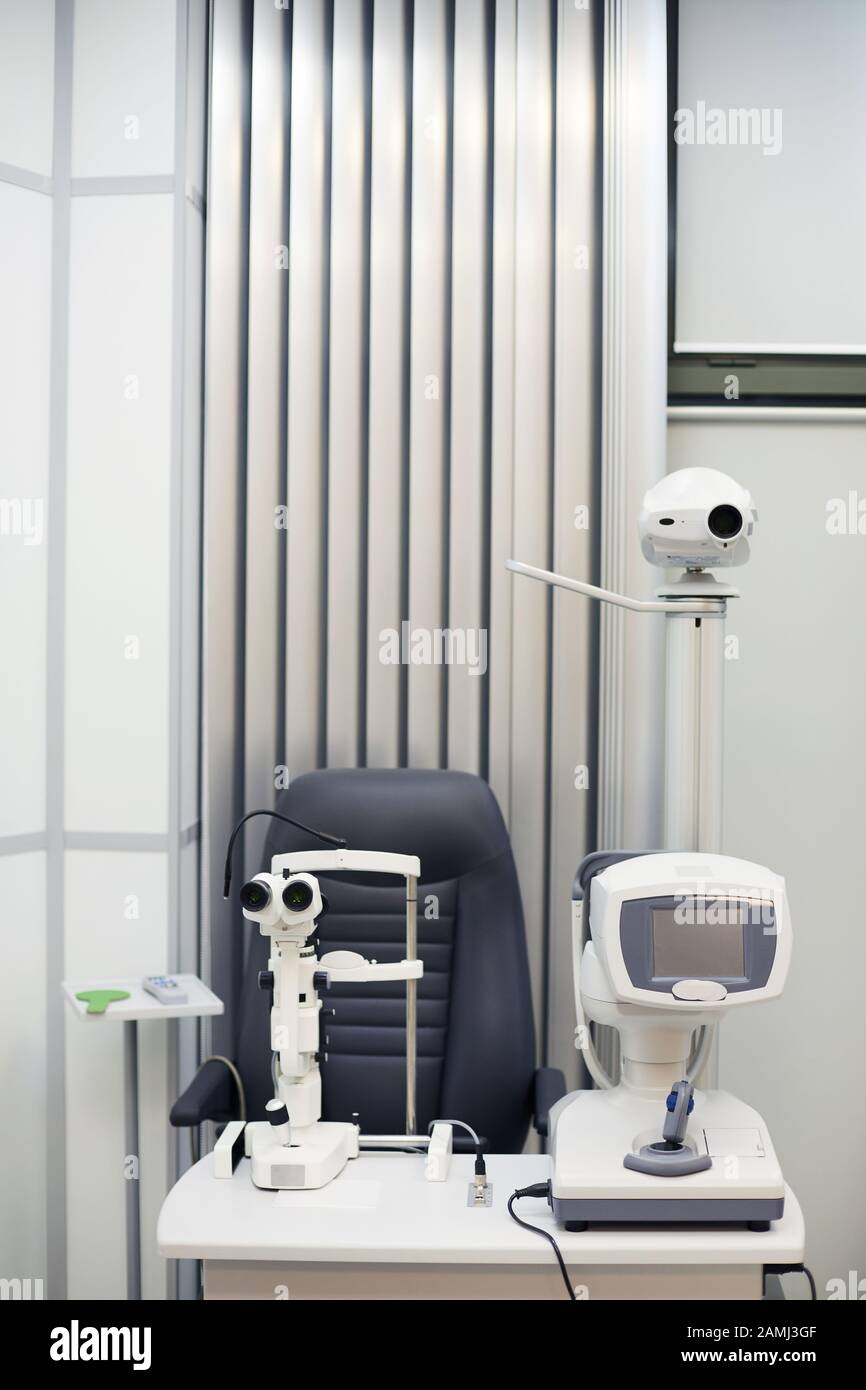 Image verticale de fond de l'équipement optométrique moderne dans la clinique d'ophtalmologie, espace de copie Banque D'Images