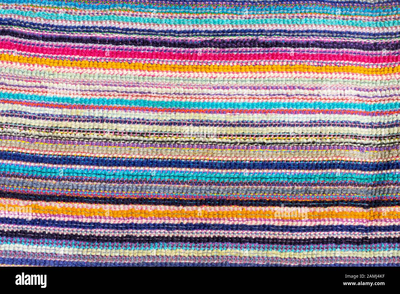 Bandes lumineuses horizontales multicolores en matériau tissé. Texture d'arrière-plan avec espace de copie Banque D'Images