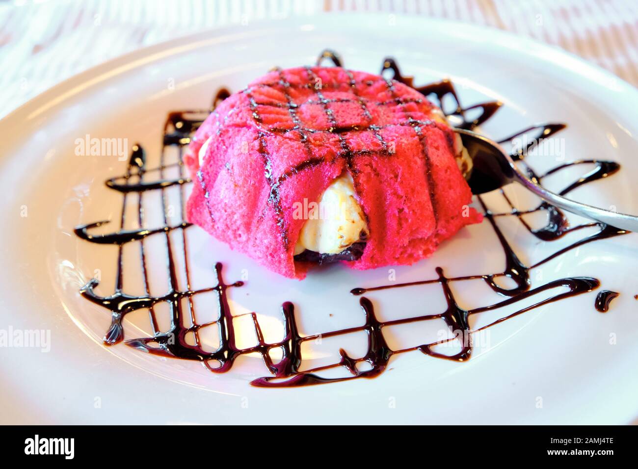 Le Dessert Typiquement Italien Zuppa Inglese Fait Avec Creme Anglaise Creme Au Chocolat Et Gateau Eponge Humide Avec Des Alchermes Photo Stock Alamy