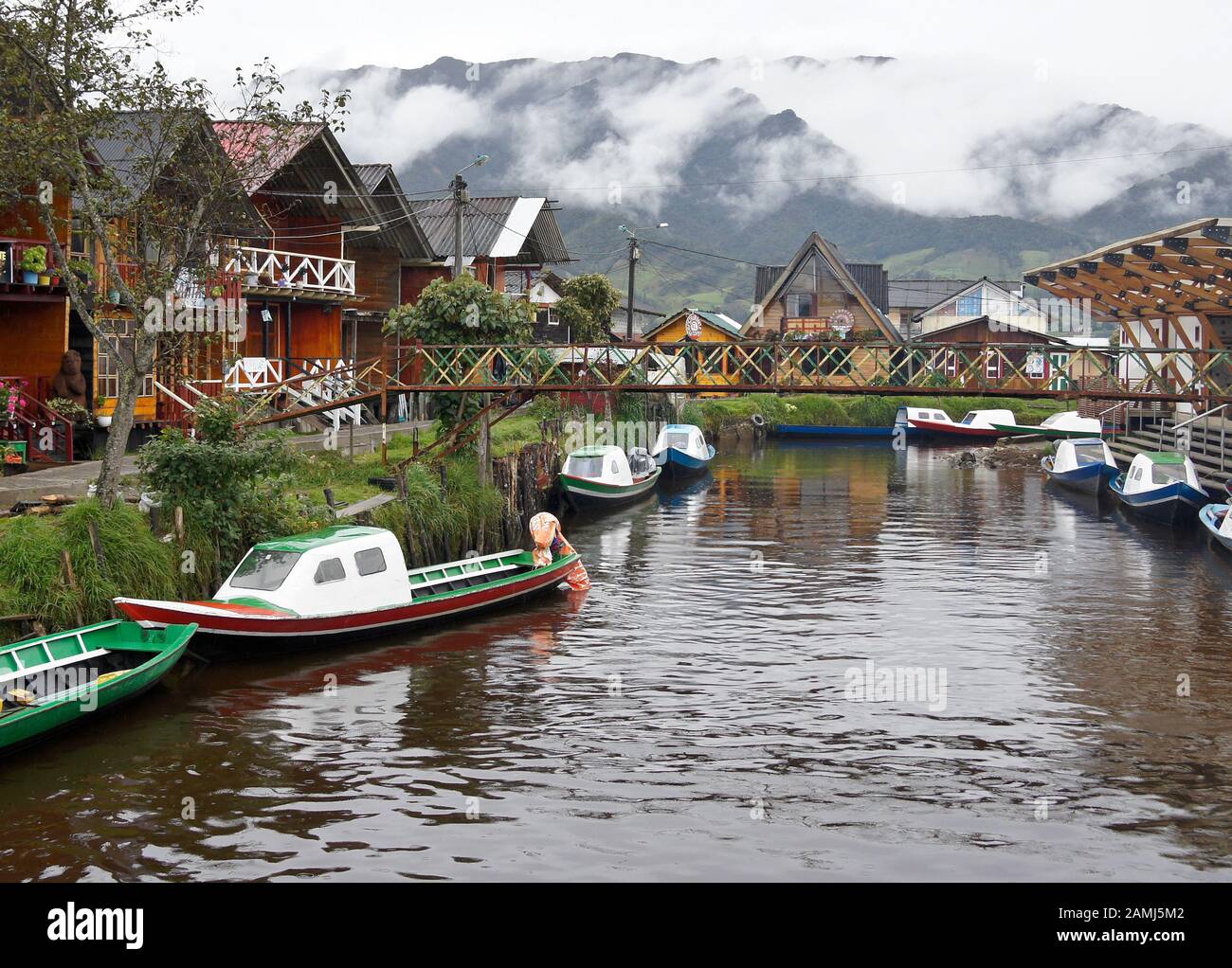 Bateaux, restaurants et maisons colorés sur un canal dans le village d'Encano, Laguna la Cocha, Colombie Banque D'Images