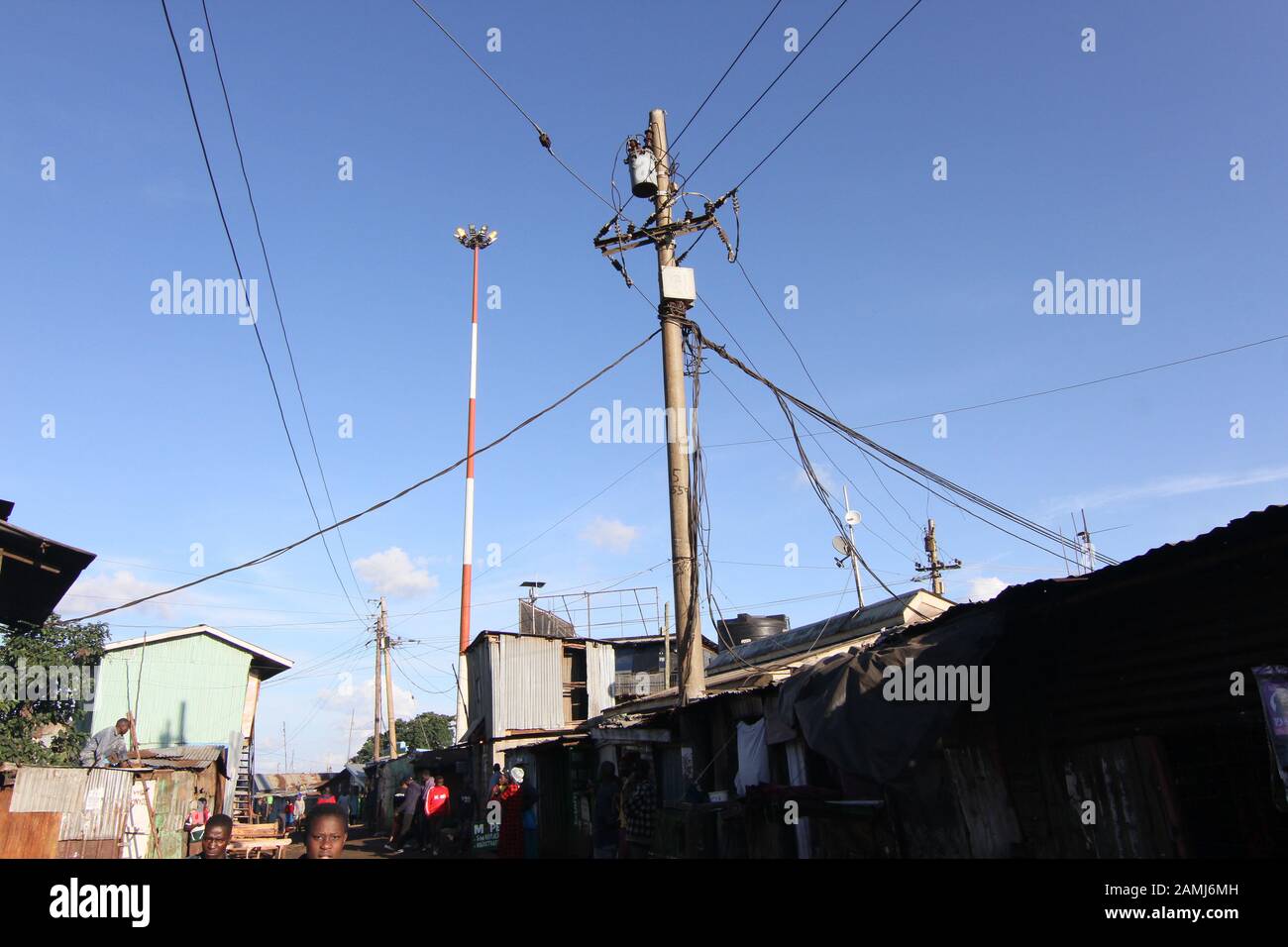 Pôle de connexion des fils électriques légaux et illégaux fournissant de l' électricité à un certain nombre de maisons dans les Bidonvilles de  Kibera.Le Manque d'électricité a été et est toujours l'un des