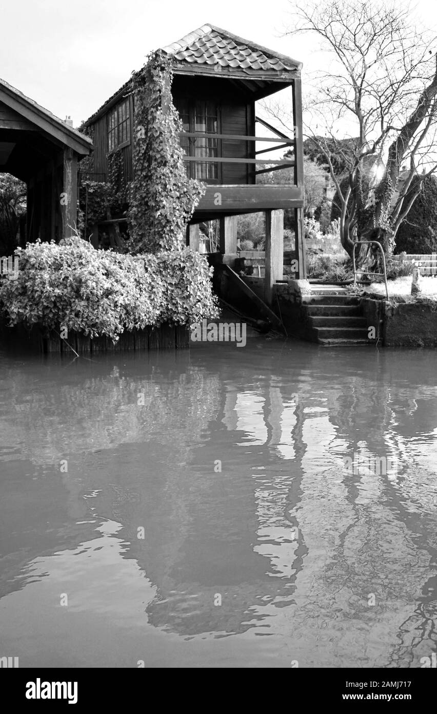 maisons en bateau sur la rivière ondulée à bocles suffolk angleterre Banque D'Images