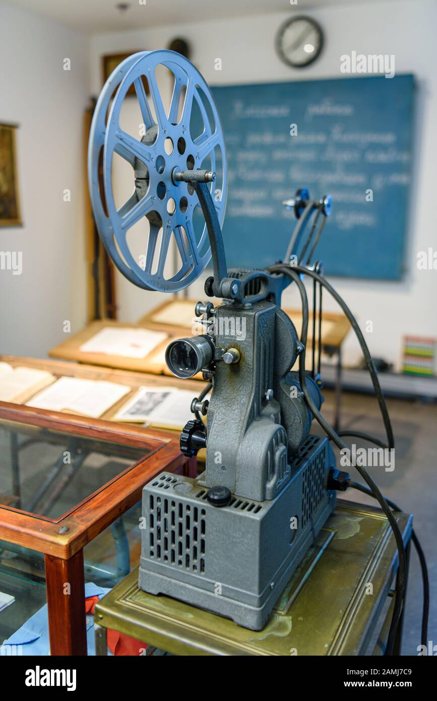 Projecteur de film à l'ancienne dans une salle de classe de l'ère communiste soviétique Banque D'Images