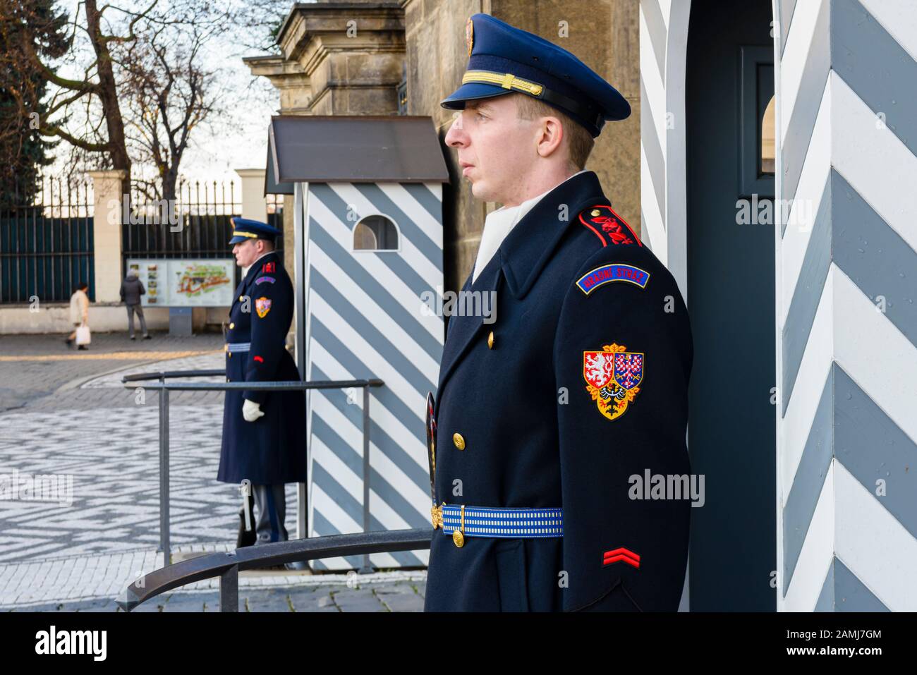 Les Gardes Du Château De Prague (Hradní Stráž) À L'Extérieur Du Vieux Palais Royal De Prague, République Tchèque Banque D'Images