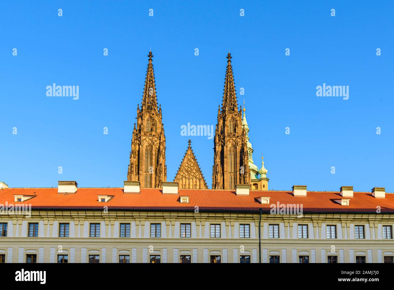 Spires du Vieux Palais Royal dominant la porte de Matthias, Prague, République tchèque Banque D'Images