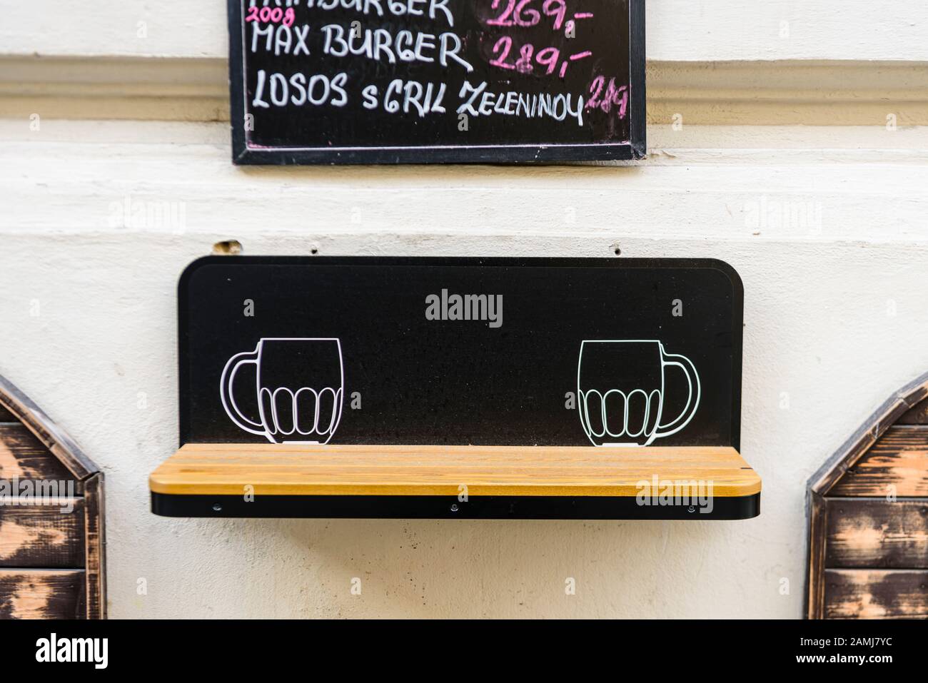 Etagère à l'extérieur d'un bar à Prague pour des verres de boissons au repos. Banque D'Images