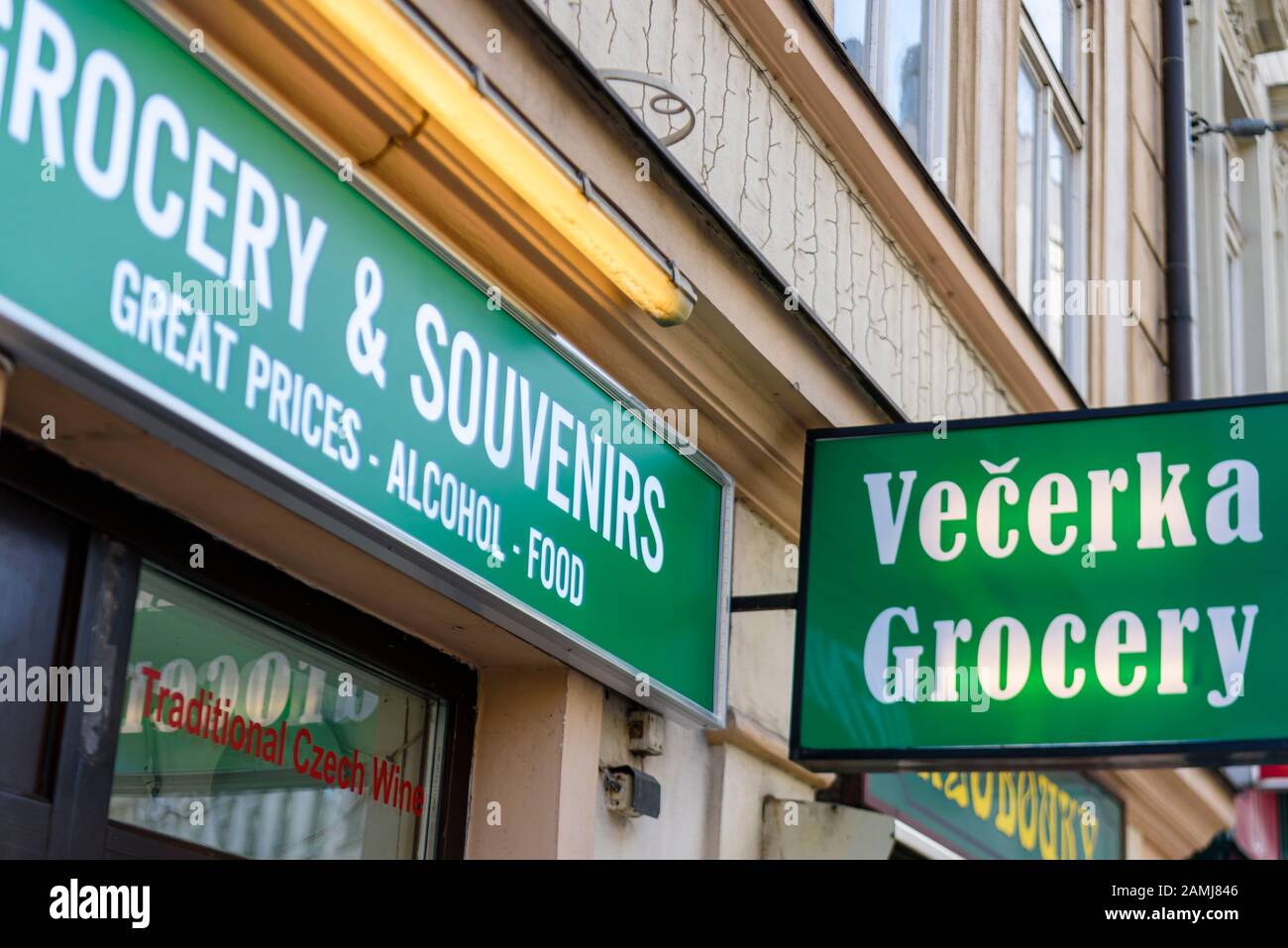 Signez devant une épicerie à Prague, en République tchèque Banque D'Images