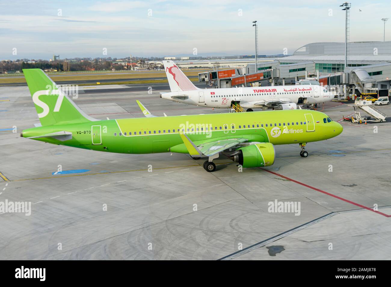 S7 Airlines Airbus A 320 VQ-BTO avec Tuntair A 320 TS-IMN à l'aéroport de Prague, République tchèque Banque D'Images