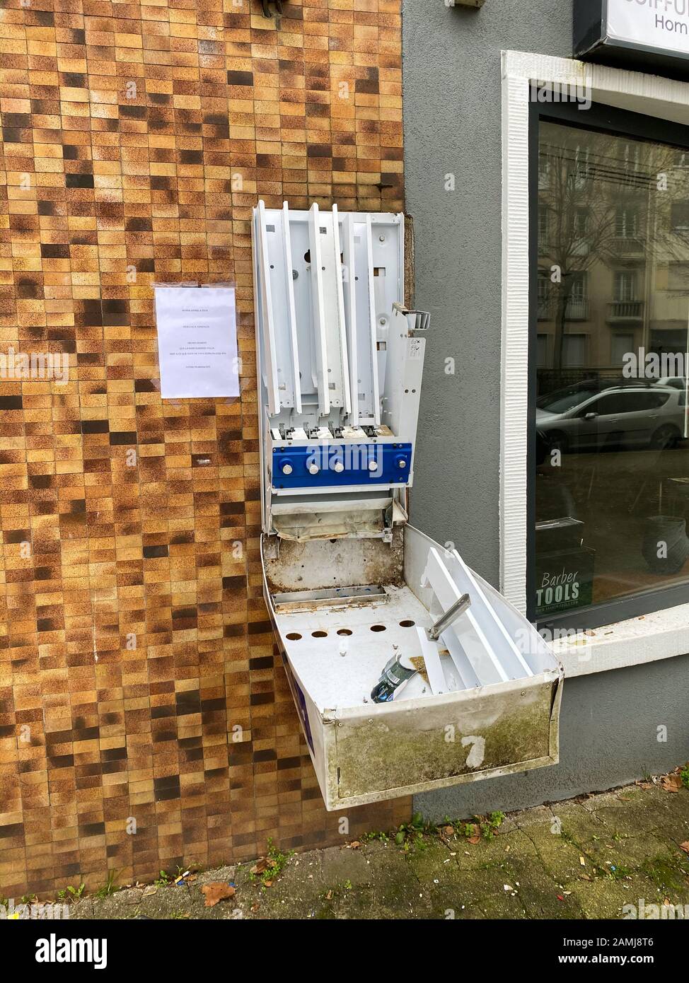 Strasbourg, France - 8 janvier 2020: Distributeur de préservatifs durex  vandalisé près de la pharmacie avec messagerie amusante à l'agresseur par  le pharmacien Photo Stock - Alamy