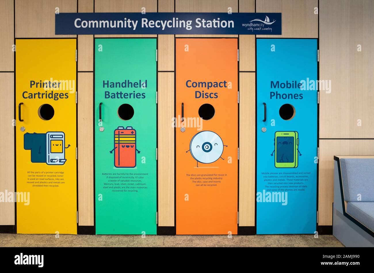 Des bacs communautaires de recyclage de quelques petits e-déchets, y compris les téléphones mobiles et les disques compacts dans une banlieue. Melbourne. VIC Australie Banque D'Images