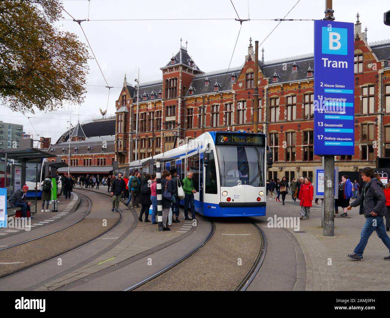 Un tramway sur les rues d'Amsterdam, Hollande, Pays-Bas Photo Stock - Alamy
