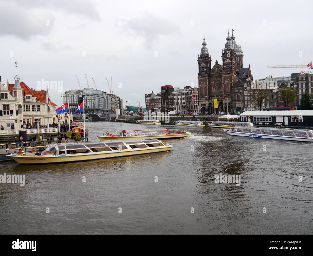 Bateaux touristiques sur un canal dans le centre d'Amsterdam, Pays-Bas Banque D'Images