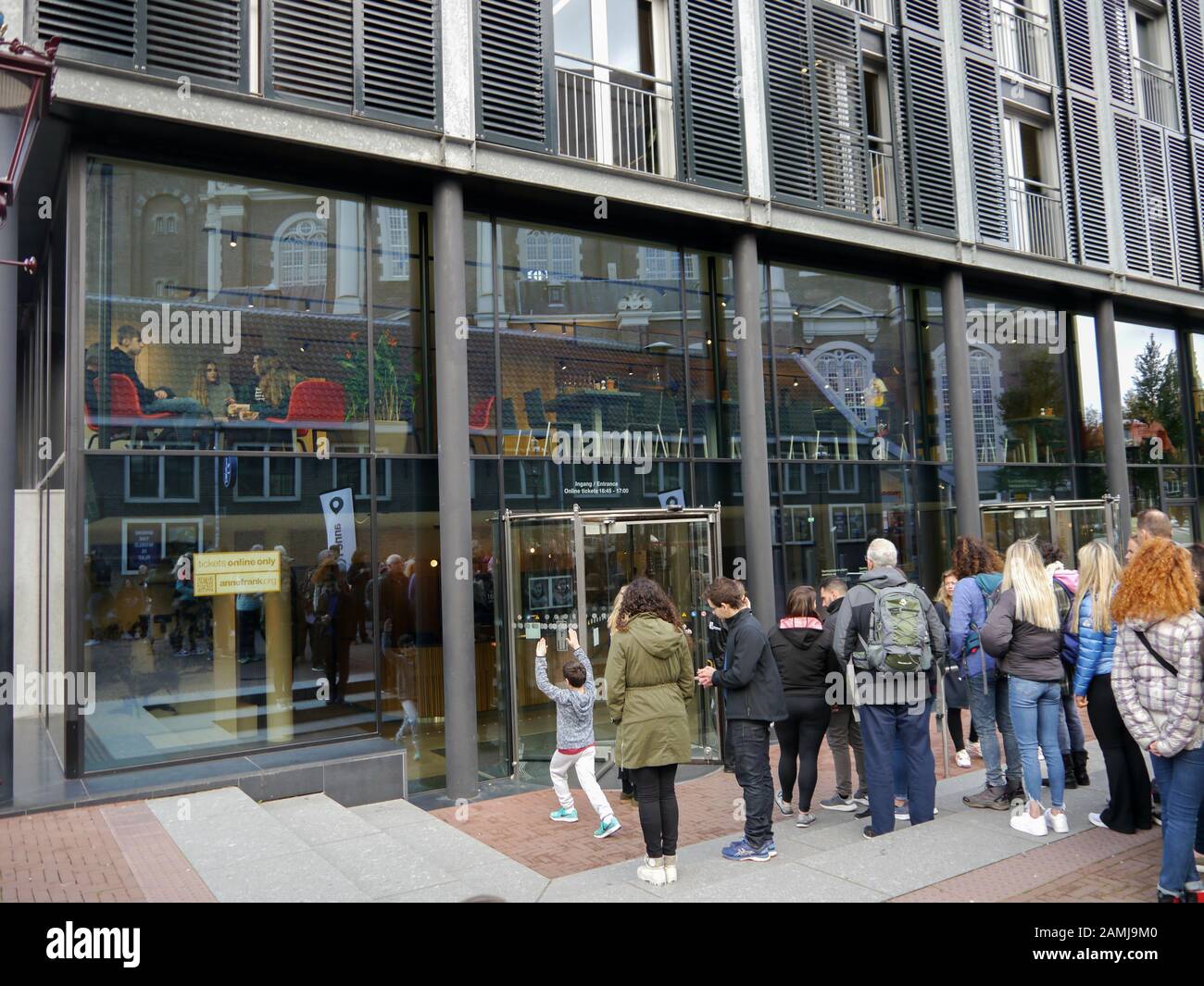 Les touristes font la queue devant l'entrée de la maison d'Anne Franks, Amsterdam, Pays-Bas Banque D'Images