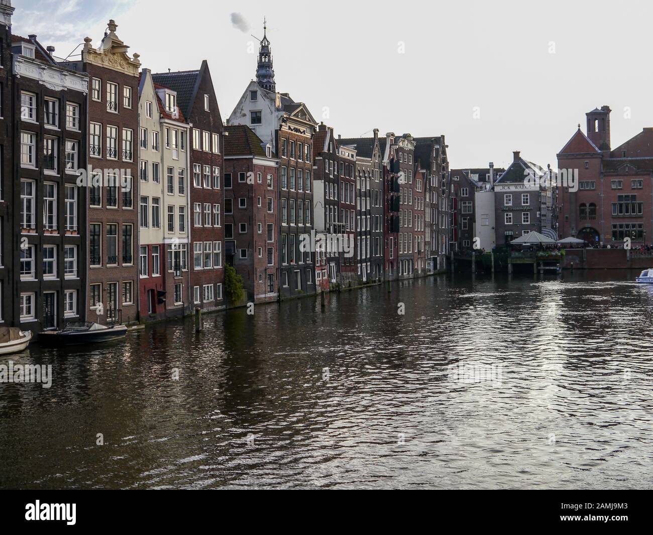 Bateau de croisière touristique sur un canal à Amsterdam, Pays-Bas Banque D'Images