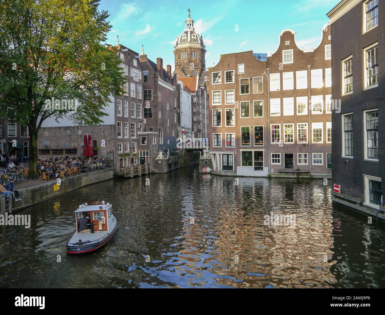 Un bateau touristique sur un canal dans le centre d'Amsterdam, aux Pays-Bas Banque D'Images