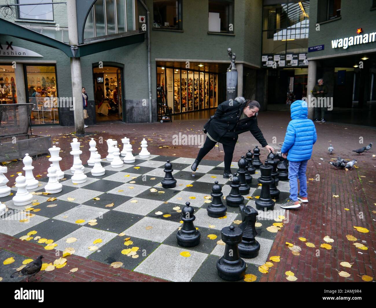 Une mère et un enfant jouent aux échecs sur le plateau géant de Max Euweplein, Amsterdam, pays-Bas, Europe Banque D'Images
