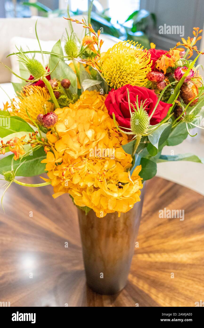 Arrangement de fleurs de roses et d'oeillets décorant le salon de la maison Banque D'Images
