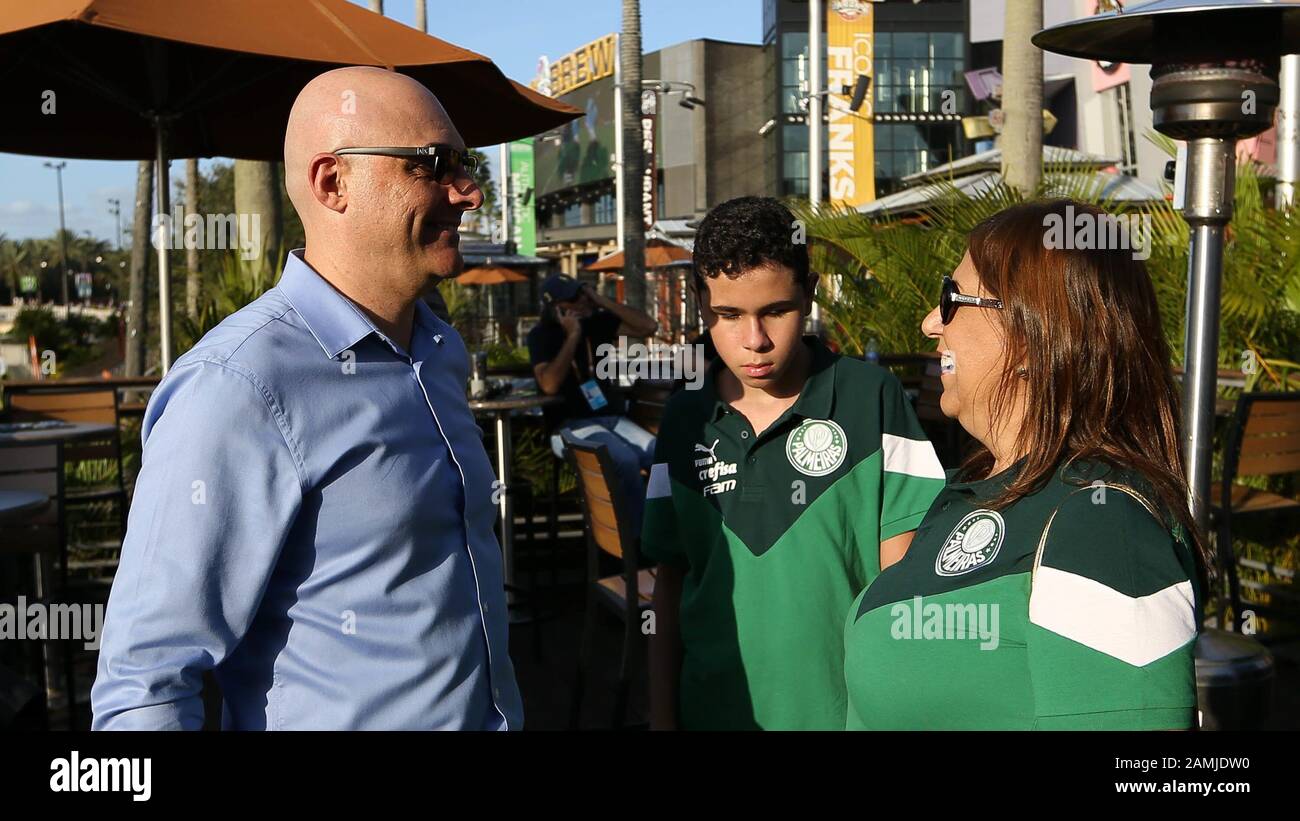 Orlando, Estados Unidos. 13 janvier 2020. Le président Mauricio Galiotte du se Palmeiras accueille le lauréat du prix du ventilateur De La Fifa, Silava Grecco et Nickolas, lors de l'ouverture de la coupe de Floride à Orlando, en Floride. Crédit: Cesar Greco/Fotoarena/Alay Live News Banque D'Images