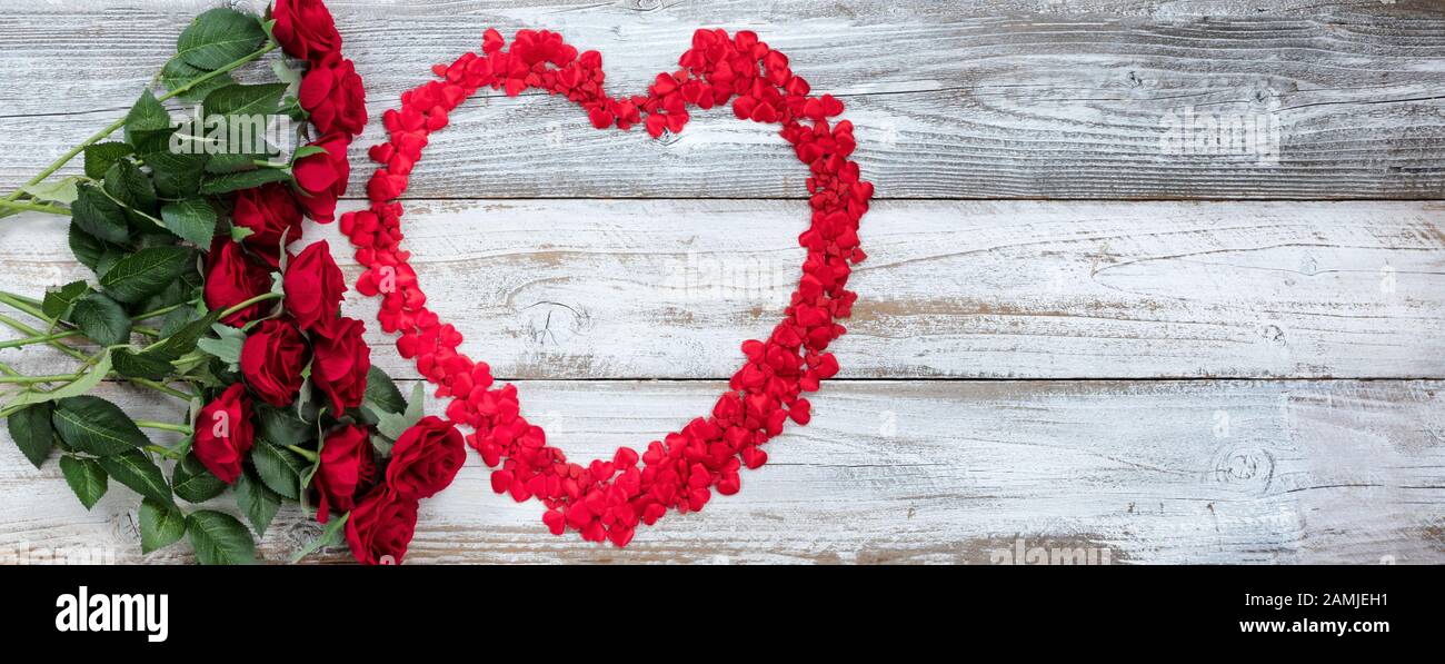 Bonne Saint Valentin avec de minuscules coeurs et roses rouges sur bois rustique blanc Banque D'Images