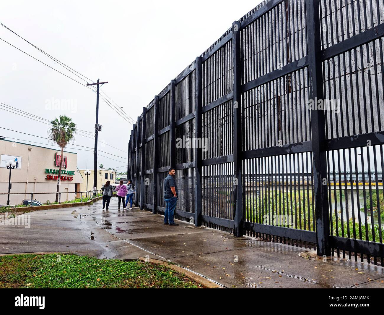 Le mur séparant les États-Unis et le Mexique traverse Brownsville à la pointe sud du Texas. Selon une patrouille de sécurité, de nombreuses personnes tentent de traverser la rivière Rio Grande aux États-Unis et pensent qu'il serait plus facile de se fondre dans la vie urbaine. Et ils n'auront pas à mourir de faim dans le désert. La patrouille de la frontière s'est assise dans sa voiture de patrouille et a attendu. Banque D'Images