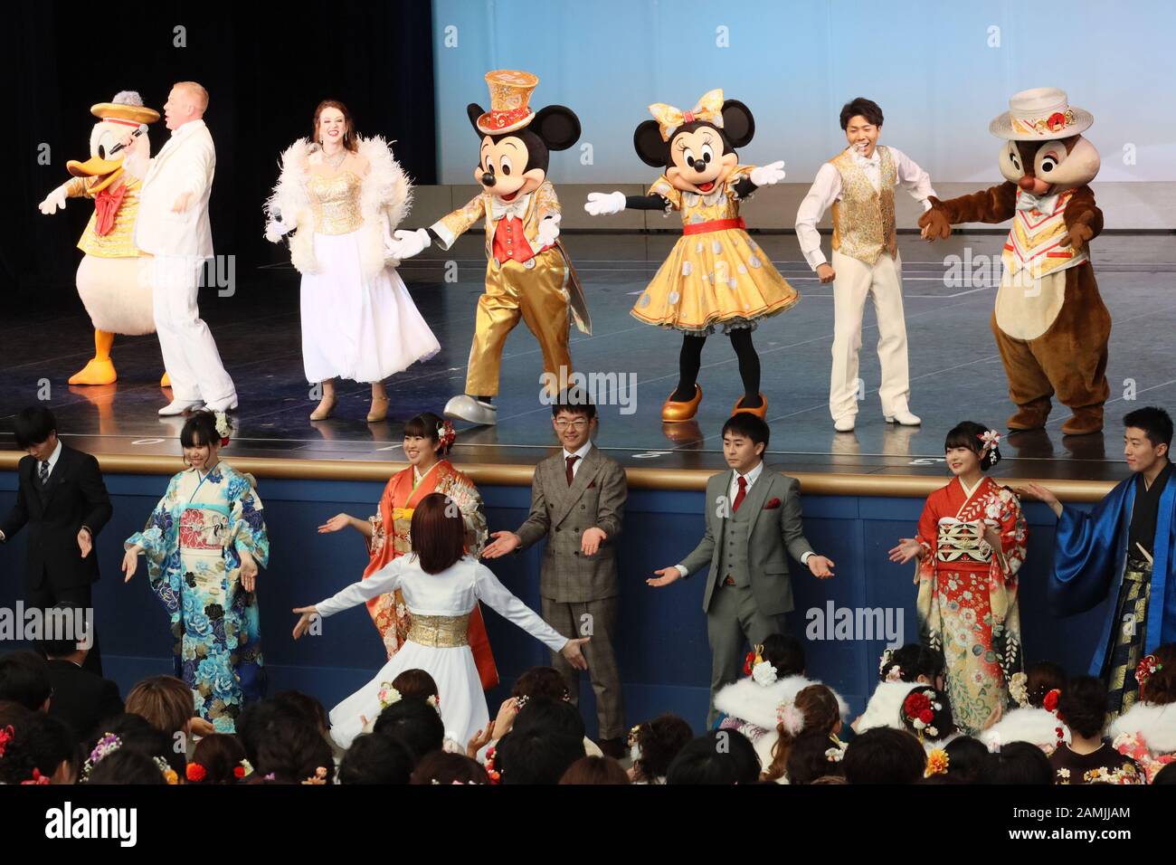 Urayasu, Japon. 13 janvier 2020. Personnages Disney Mickey et Minnie Mouse chantent et dansent avec des gens de vingt ans à Tokyo Disneyland pour assister à la cérémonie De la Journée De L'Âge Pour célébrer leur initiation à l'âge adulte à Urayasu, dans la banlieue de Tokyo, le lundi 13 janvier 2020. 1,22 million de personnes qui ont transformé 20 personnes ont fêté à travers le Japon. Crédit: Yoshio Tsunoda/Aflo/Alay Live News Banque D'Images